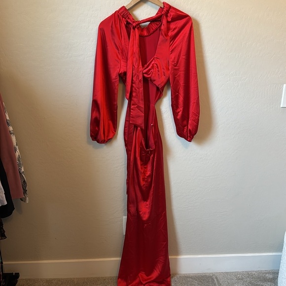 Elliatt x REVOLVE Ackins Cut Out Satin Maxi Dress Red Size XS - Picture 6 of 10